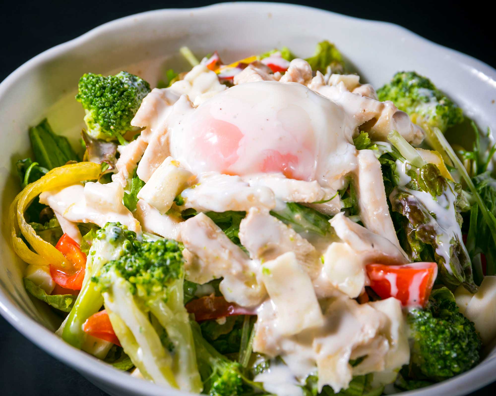 蒸し鶏とモッツァレラチーズのシーザーサラダ